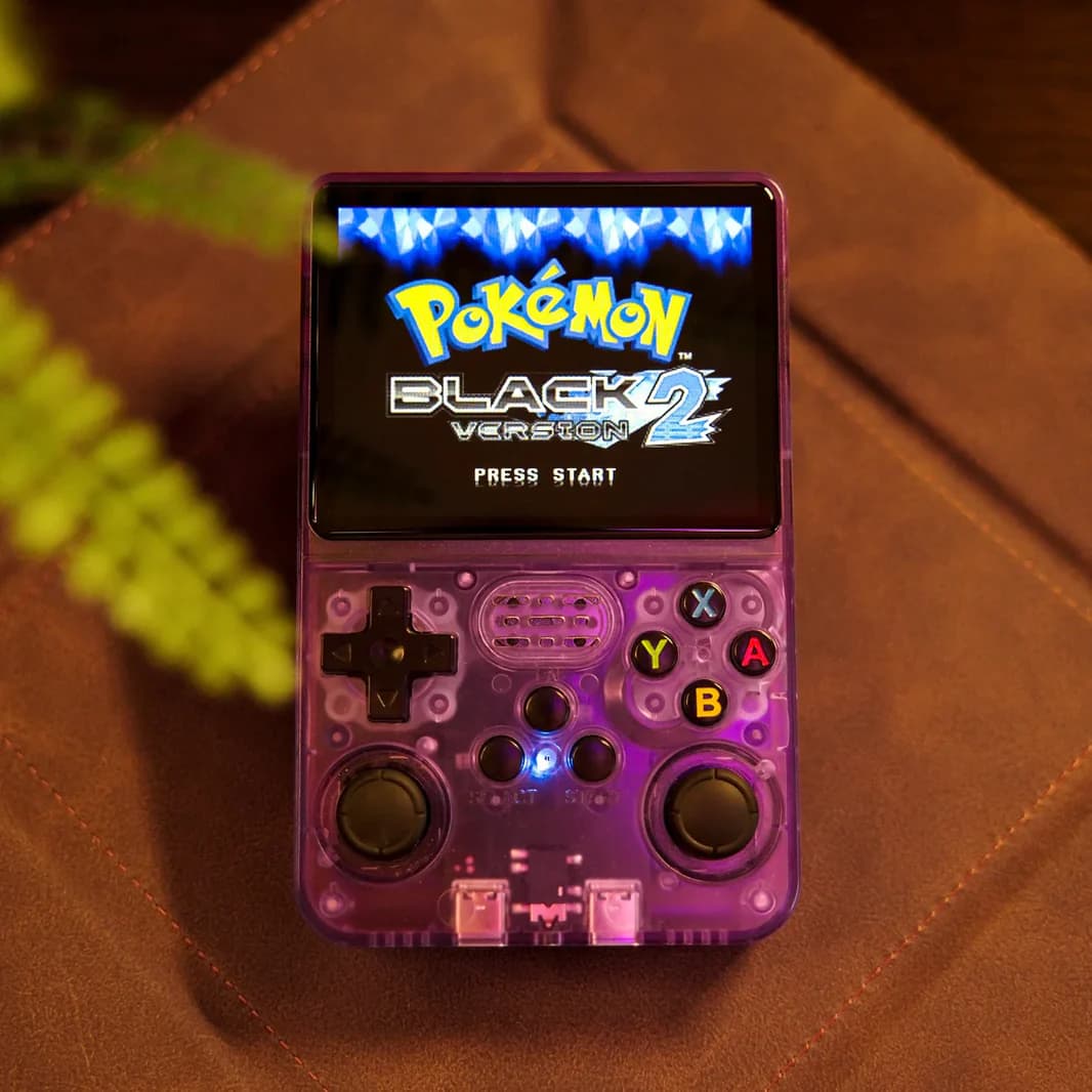 Consola retro portátil R36S con juegos clásicos como Mario y Pokémon